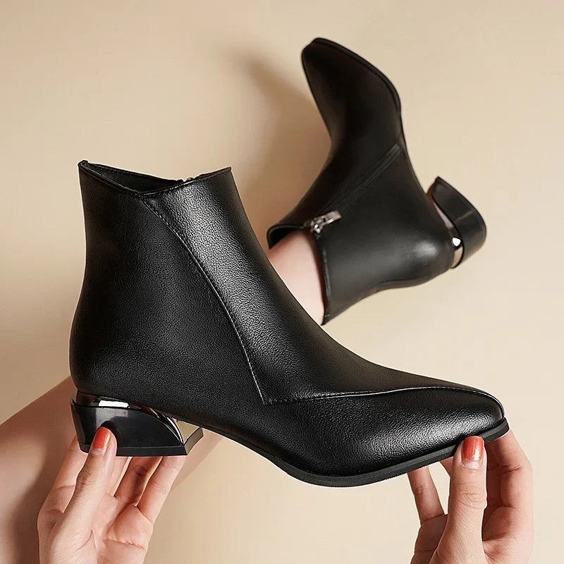 Bota Feminina Modelo Curto Com Detalhes Prateados