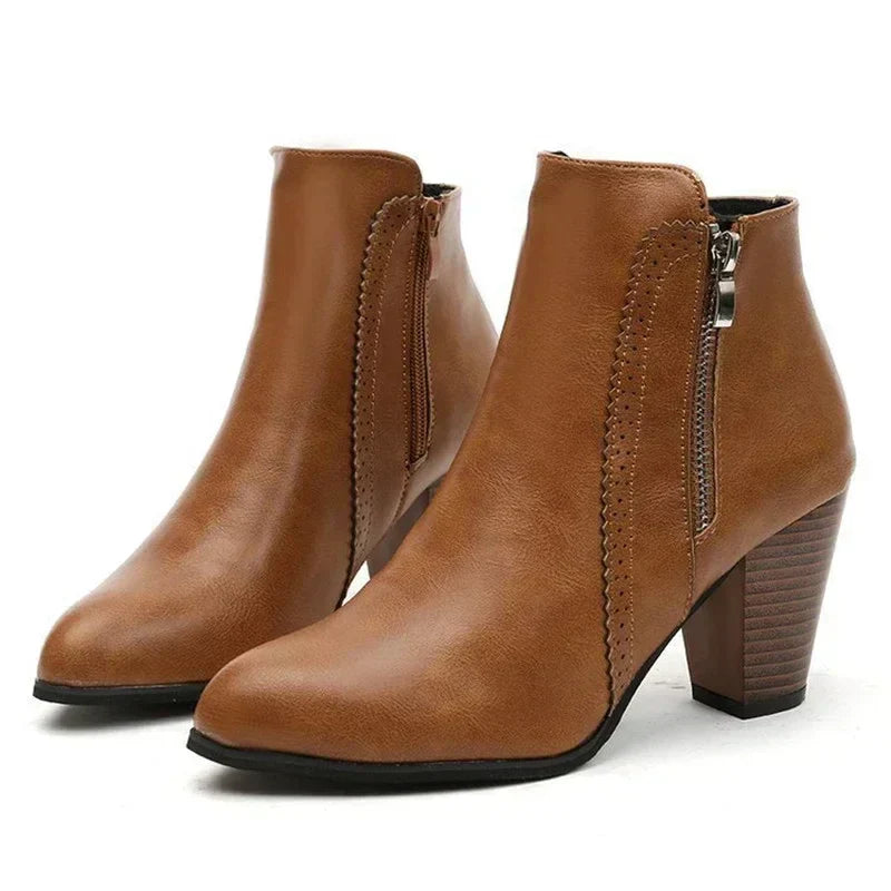Bota de Couro Casual Clássica com Salto