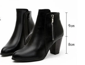 Bota de Couro Casual Clássica com Salto