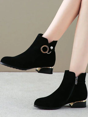 Bota Curta Feminina Com Fivela E Detalhes Dourados