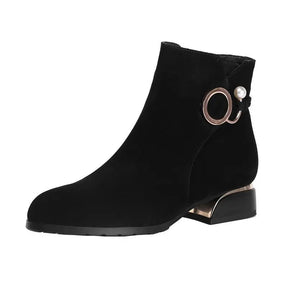 Bota Curta Feminina Com Fivela E Detalhes Dourados